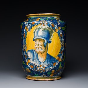 Important albarello en majolique italienne à décor d'un soldat en tenu de combat, atelier de Maestro Domenico, Venise, ca. 1540-1550 — photo 1