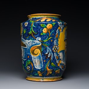 Important albarello en majolique italienne à décor d'un soldat en tenu de combat, atelier de Maestro Domenico, Venise, ca. 1540-1550 — photo 4