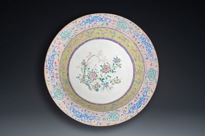 Important bassin de taille exceptionnelle en émaux de Canton, Chine, Yongzheng