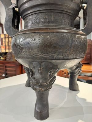 Important brûle-parfum tripod en bronze à décor de taotie au couvercle en bois, Chine, Ming — photo 10