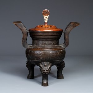 Important brûle-parfum tripod en bronze à décor de taotie au couvercle en bois, Chine, Ming — photo 1