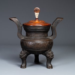 Important brûle-parfum tripod en bronze à décor de taotie au couvercle en bois, Chine, Ming — photo 3