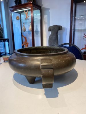 Important brûle-parfum tripod en bronze, marque de Xuande à seize caractères, Chine, 17/18ème — photo 7