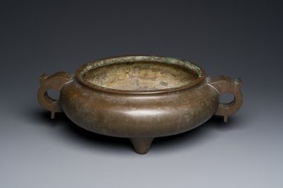 Important brûle-parfum tripod en bronze, marque de Xuande à seize caractères, Chine, 17/18ème