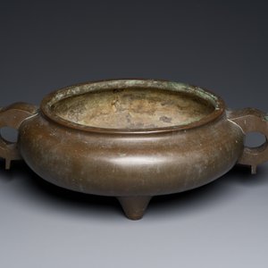 Important brûle-parfum tripod en bronze, marque de Xuande à seize caractères, Chine, 17/18ème — photo 1