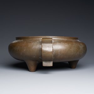 Important brûle-parfum tripod en bronze, marque de Xuande à seize caractères, Chine, 17/18ème — photo 5