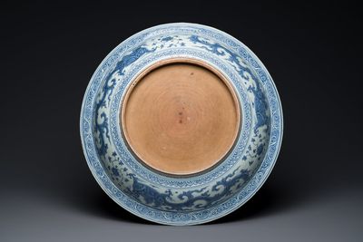 Important plat en porcelaine de Chine en bleu et blanc à décor de dragons, Chine, Ming, 2ème moitié du 15ème — photo 2