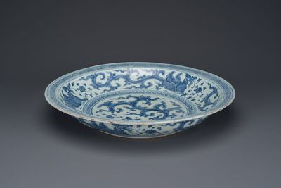 Important plat en porcelaine de Chine en bleu et blanc à décor de dragons, Chine, Ming, 2ème moitié du 15ème — photo 3