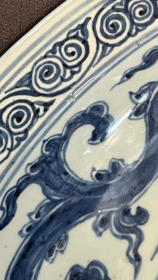 Important plat en porcelaine de Chine en bleu et blanc à décor de dragons, Chine, Ming, 2ème moitié du 15ème — photo 7