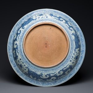Important plat en porcelaine de Chine en bleu et blanc à décor de dragons, Chine, Ming, 2ème moitié du 15ème — photo 2
