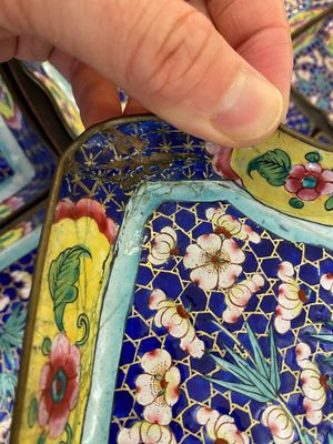 Important service à mendiants en émaux de Canton dans son table de présentation en laque de Canton, Chine, 18/19ème — photo 35