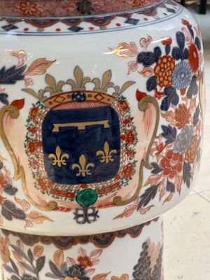 Important vase de forme 'gu' en porcelaine de Samson de style Imari aux armes du Duc d'Orléans, 19ème — photo 2