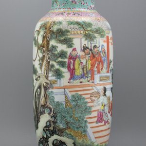 Important vase rouleau en porcelaine chinoise, famille rose, République, 20e — photo 1