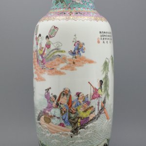 Important vase rouleau en porcelaine chinoise, famille rose, République, 20e — photo 3