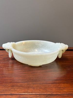 Importante coupe de marriage en forme de chrysanthème en jade blanc céladoné, Chine, 18ème — photo 1