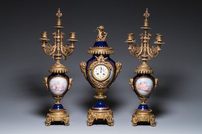 Importante garniture à pendule de trois pièces en porcelaine dans le style de Sèvres aux montures en bronze doré, France, 19ème