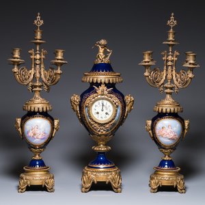 Importante garniture à pendule de trois pièces en porcelaine dans le style de Sèvres aux montures en bronze doré, France, 19ème — photo 1
