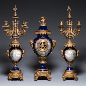 Importante garniture à pendule de trois pièces en porcelaine dans le style de Sèvres aux montures en bronze doré, France, 19ème — photo 3