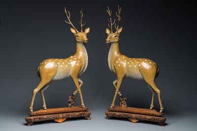 Importante paire de daims en émaux cloisonnés sur socles en bois ajouré, Chine, 19ème