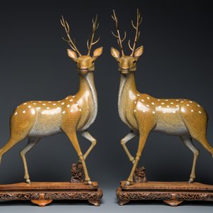 Importante paire de daims en émaux cloisonnés sur socles en bois ajouré, Chine, 19ème — photo 2