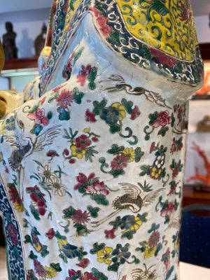 Importante sculpture de Guanyin en porcelaine de Chine famille rose, marque en creux Li Fu Xing Hao 李福興號, 19ème — photo 11