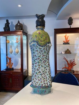 Importante sculpture de Guanyin en porcelaine de Chine famille rose, marque en creux Li Fu Xing Hao 李福興號, 19ème — photo 3