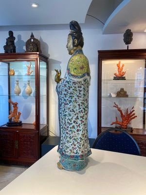 Importante sculpture de Guanyin en porcelaine de Chine famille rose, marque en creux Li Fu Xing Hao 李福興號, 19ème — photo 4