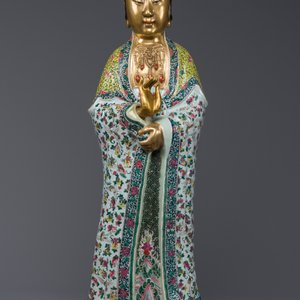 Importante sculpture de Guanyin en porcelaine de Chine famille rose, marque en creux Li Fu Xing Hao 李福興號, 19ème — photo 2