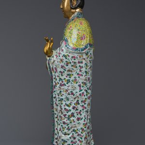 Importante sculpture de Guanyin en porcelaine de Chine famille rose, marque en creux Li Fu Xing Hao 李福興號, 19ème — photo 3