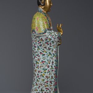 Importante sculpture de Guanyin en porcelaine de Chine famille rose, marque en creux Li Fu Xing Hao 李福興號, 19ème — photo 5