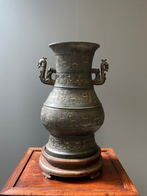 Imposant vase archaïque en bronze incrusté d'or et d'argent sur socle en bois inscrit Tao Xiang 陶湘 et Luo Zhenyu 羅振玉, Chine, Song/Ming — photo 1