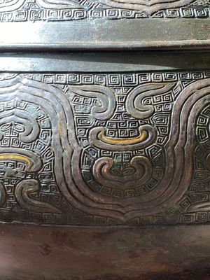 Imposant vase archaïque en bronze incrusté d'or et d'argent sur socle en bois inscrit Tao Xiang 陶湘 et Luo Zhenyu 羅振玉, Chine, Song/Ming — photo 15