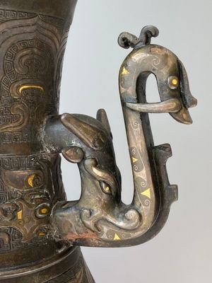 Imposant vase archaïque en bronze incrusté d'or et d'argent sur socle en bois inscrit Tao Xiang 陶湘 et Luo Zhenyu 羅振玉, Chine, Song/Ming — photo 17