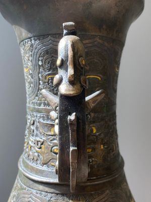 Imposant vase archaïque en bronze incrusté d'or et d'argent sur socle en bois inscrit Tao Xiang 陶湘 et Luo Zhenyu 羅振玉, Chine, Song/Ming — photo 19