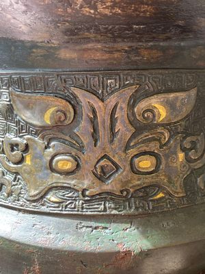 Imposant vase archaïque en bronze incrusté d'or et d'argent sur socle en bois inscrit Tao Xiang 陶湘 et Luo Zhenyu 羅振玉, Chine, Song/Ming — photo 20