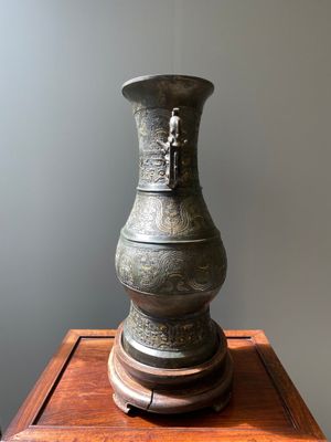 Imposant vase archaïque en bronze incrusté d'or et d'argent sur socle en bois inscrit Tao Xiang 陶湘 et Luo Zhenyu 羅振玉, Chine, Song/Ming — photo 2