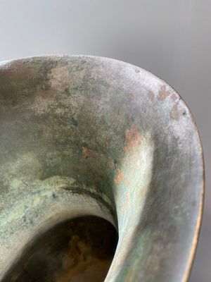 Imposant vase archaïque en bronze incrusté d'or et d'argent sur socle en bois inscrit Tao Xiang 陶湘 et Luo Zhenyu 羅振玉, Chine, Song/Ming — photo 7