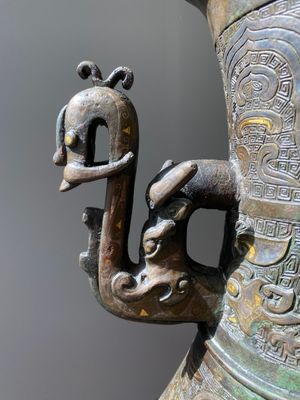 Imposant vase archaïque en bronze incrusté d'or et d'argent sur socle en bois inscrit Tao Xiang 陶湘 et Luo Zhenyu 羅振玉, Chine, Song/Ming — photo 9