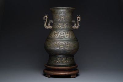Imposant vase archaïque en bronze incrusté d'or et d'argent sur socle en bois inscrit Tao Xiang 陶湘 et Luo Zhenyu 羅振玉, Chine, Song/Ming