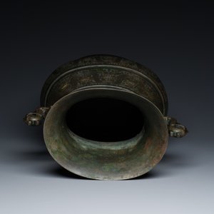 Imposant vase archaïque en bronze incrusté d'or et d'argent sur socle en bois inscrit Tao Xiang 陶湘 et Luo Zhenyu 羅振玉, Chine, Song/Ming — photo 9