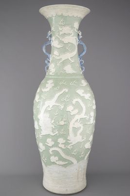 Impressionant vase à décor de dragon, fond céladon, en porcelaine de Chine, début 19e