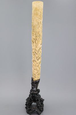 Impressionante défense en ivoire sculpté avec support, Chine, 19e