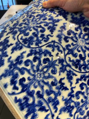 Impressionnant bassin en porcelaine de Chine en bleu et blanc à décor de rinceaux floraux, Kangxi — photo 11