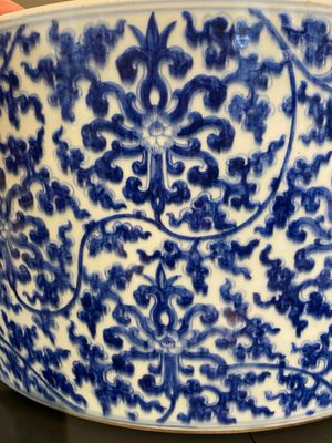 Impressionnant bassin en porcelaine de Chine en bleu et blanc à décor de rinceaux floraux, Kangxi — photo 16