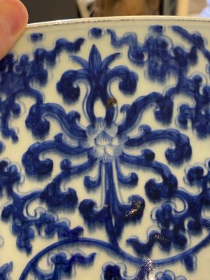 Impressionnant bassin en porcelaine de Chine en bleu et blanc à décor de rinceaux floraux, Kangxi — photo 20