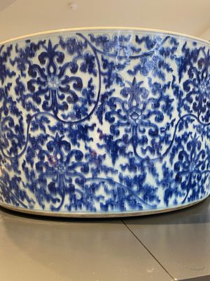 Impressionnant bassin en porcelaine de Chine en bleu et blanc à décor de rinceaux floraux, Kangxi — photo 5