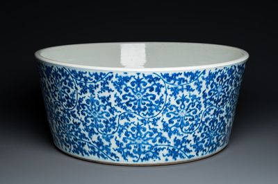Impressionnant bassin en porcelaine de Chine en bleu et blanc à décor de rinceaux floraux, Kangxi