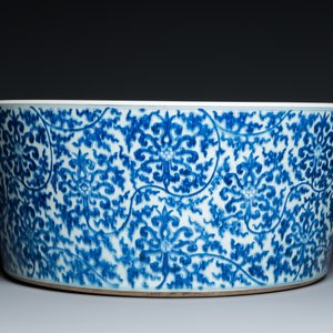 Impressionnant bassin en porcelaine de Chine en bleu et blanc à décor de rinceaux floraux, Kangxi — photo 4