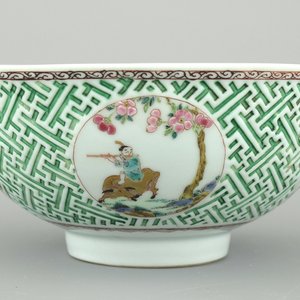 In reliëf versierde kom in Chinees porselein, famille rose, Yongzheng, 1722-1735 — foto 1