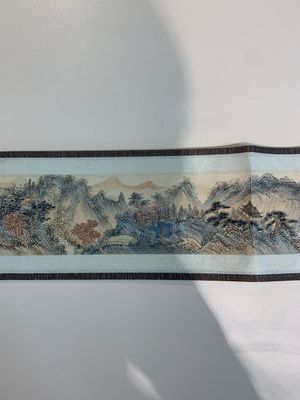 In the manner of Pu Xinyu 溥心畬 (1896-1963): 'Temple in the mountains', ink and colour on paper, with a hongmu wooden box — 照片 6